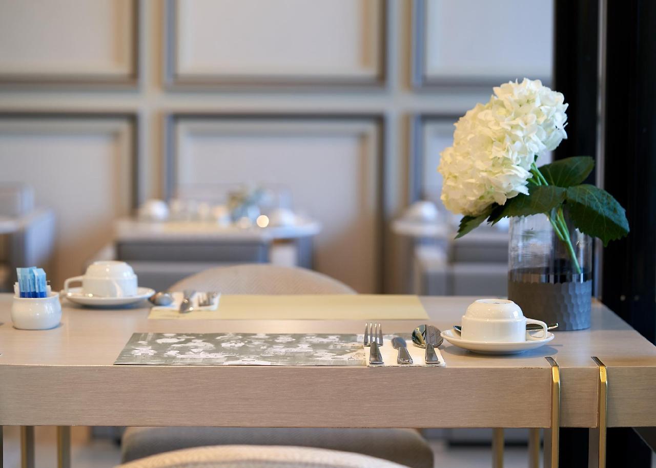 The Park Nine Hotel Suvarnabhumi Бангкок Екстер'єр фото A table set for afternoon tea at the Ritz-Carlton, Tysons Corner, Virginia, United States