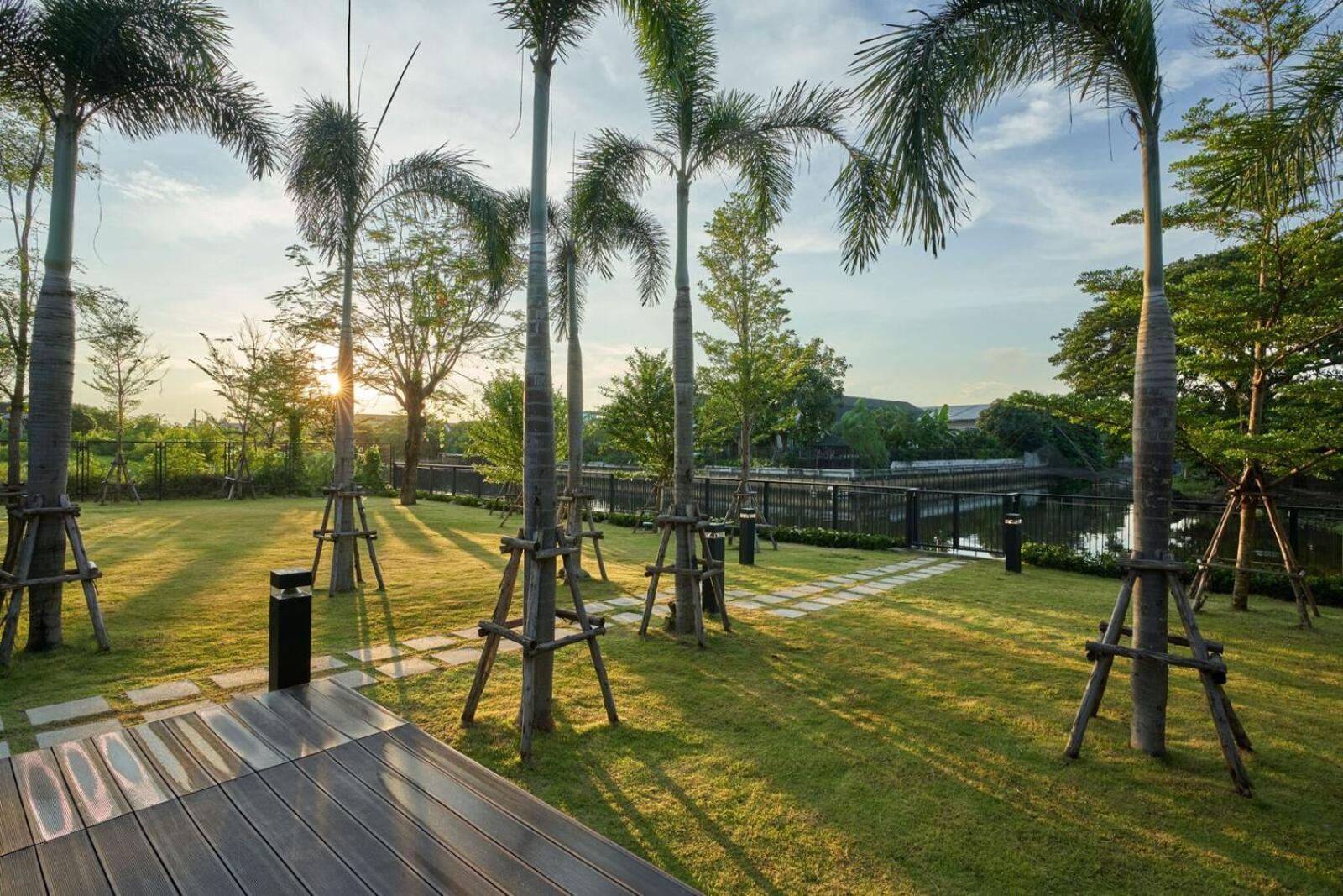 The Park Nine Hotel Suvarnabhumi Бангкок Екстер'єр фото View of the park