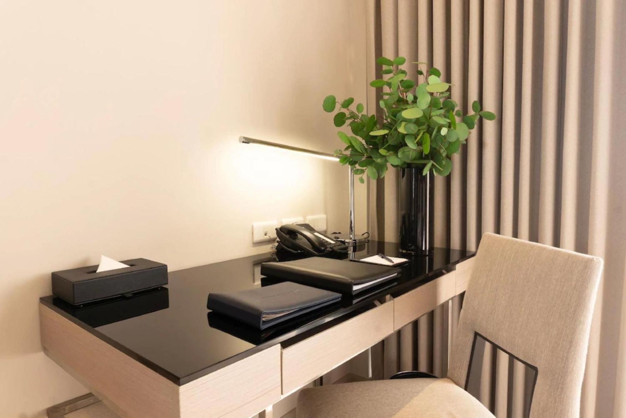 The Park Nine Hotel Suvarnabhumi Бангкок Номер фото A work desk in a hotel room
