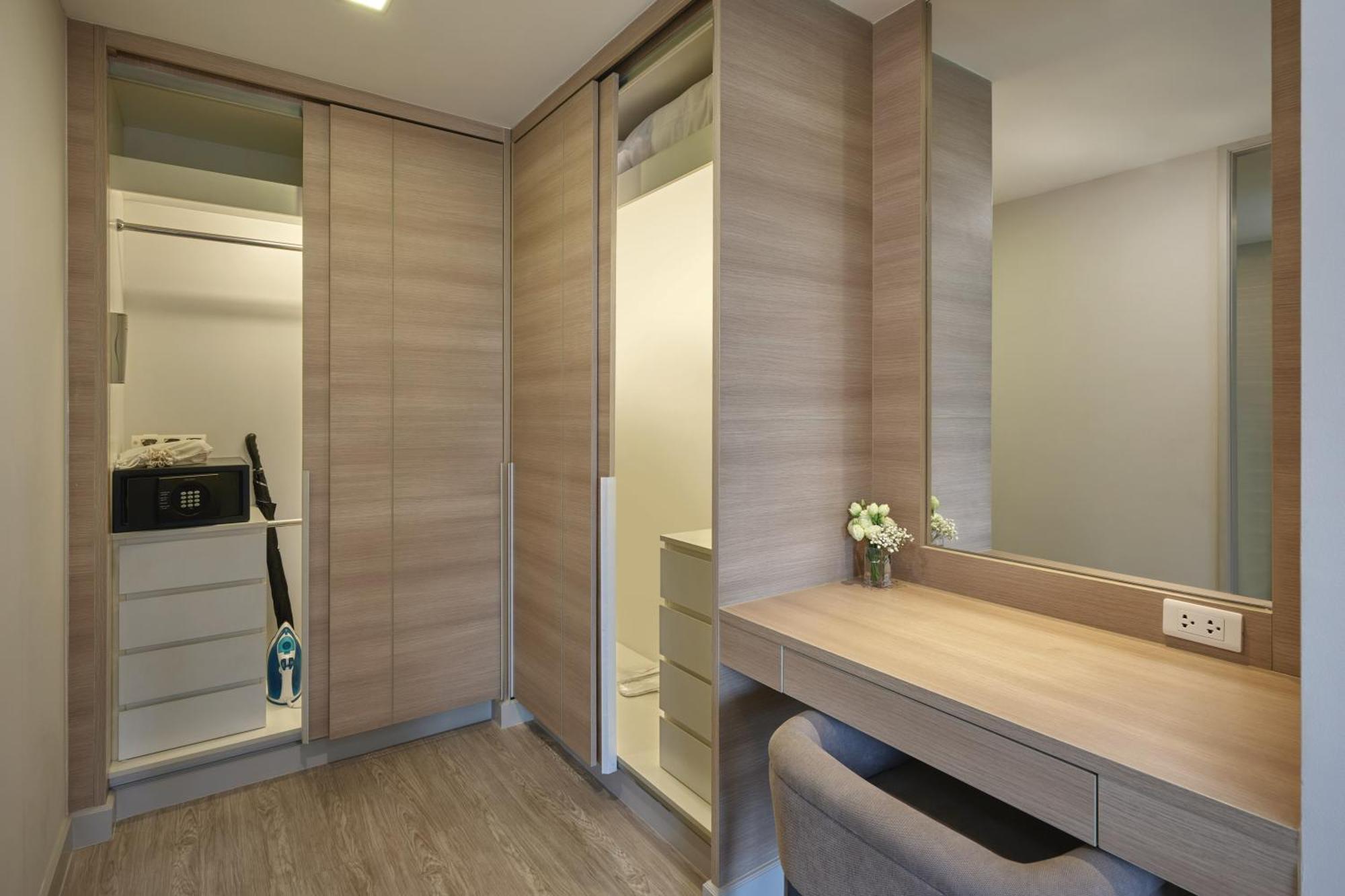 The Park Nine Hotel Suvarnabhumi Бангкок Номер фото A walk-in wardrobe