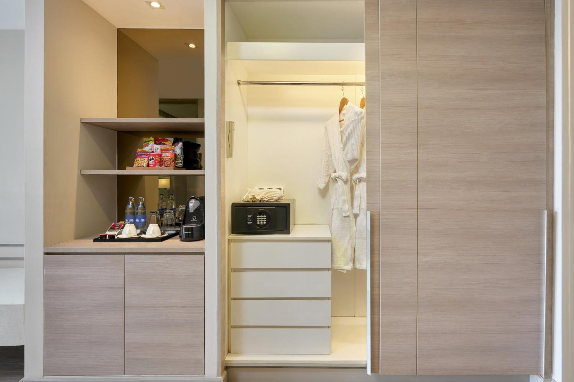 The Park Nine Hotel Suvarnabhumi Бангкок Номер фото A walk-in wardrobe