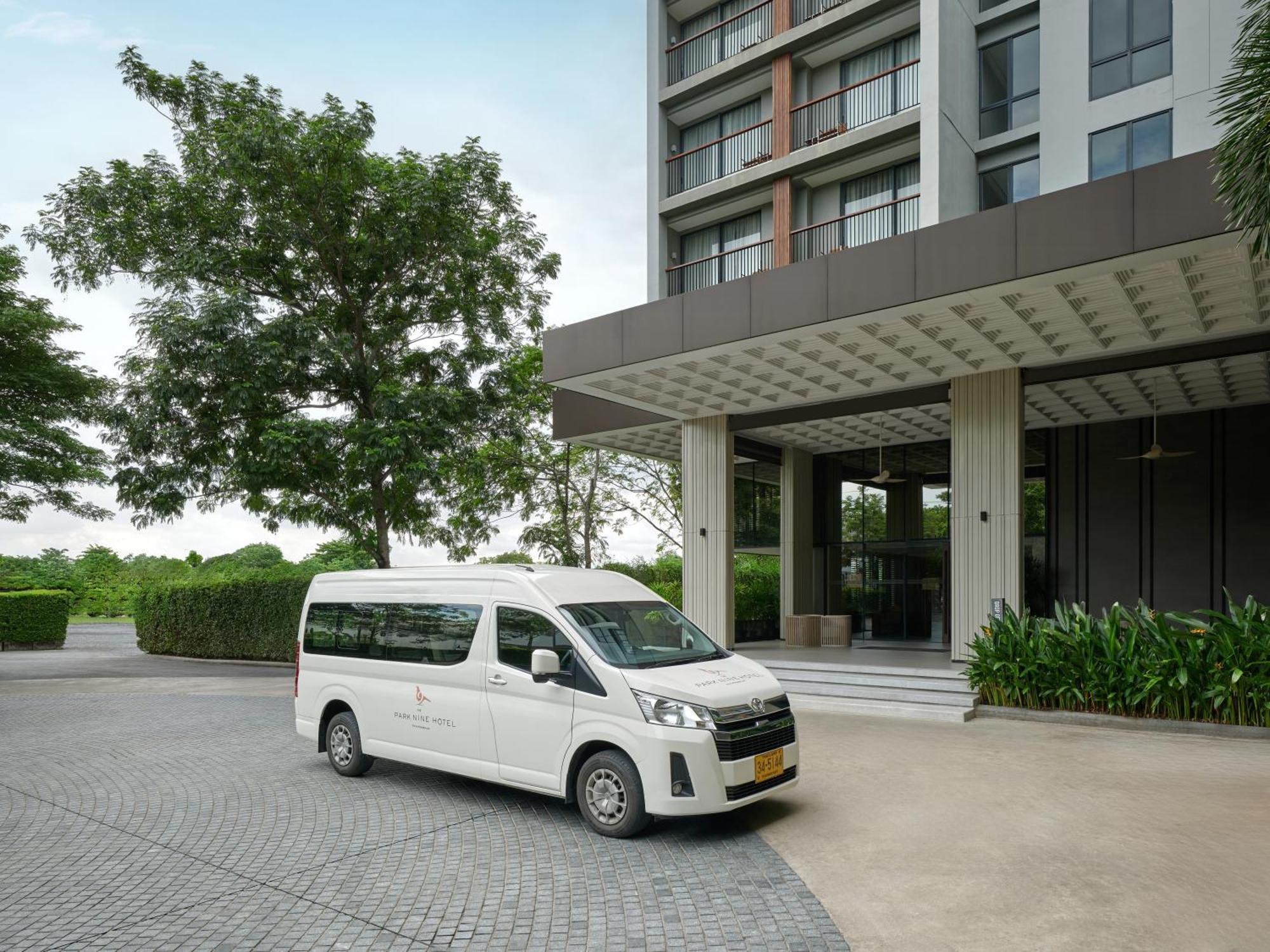The Park Nine Hotel Suvarnabhumi Бангкок Екстер'єр фото Toyota Commuter Van