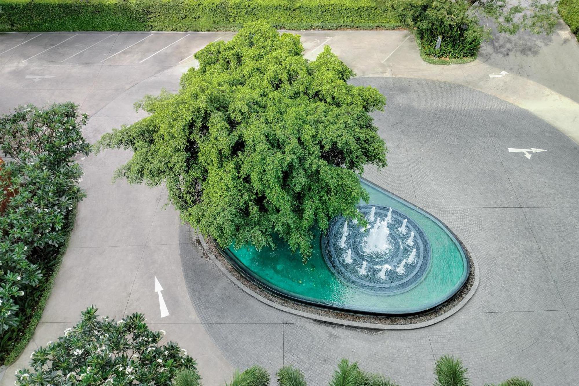 The Park Nine Hotel Suvarnabhumi Бангкок Номер фото Fountain at the entrance of the hotel